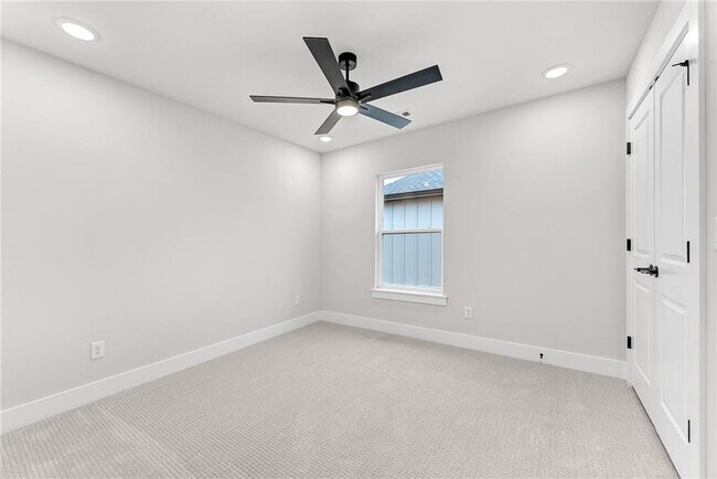 Building Photo - 1841 Utopia St