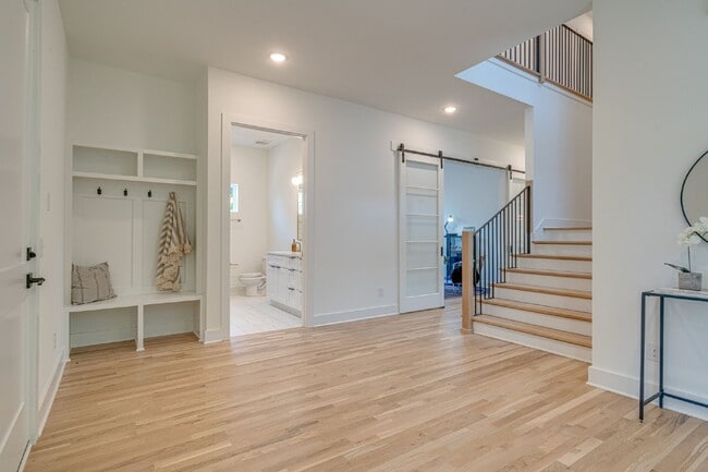 Building Photo - LIKE NEW - Beautiful 4 or 5 BR in Lockelan...