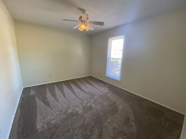 Building Photo - 4532 Hillside Dr