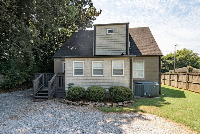 Building Photo - 432 27th St