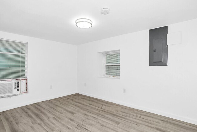 Building Photo - 2737 Stuart Dr