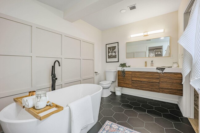 Building Photo - 8133 N 16th Dr