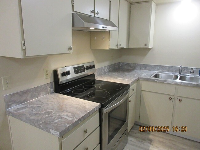 Building Photo - Updated, spacious one bedroom