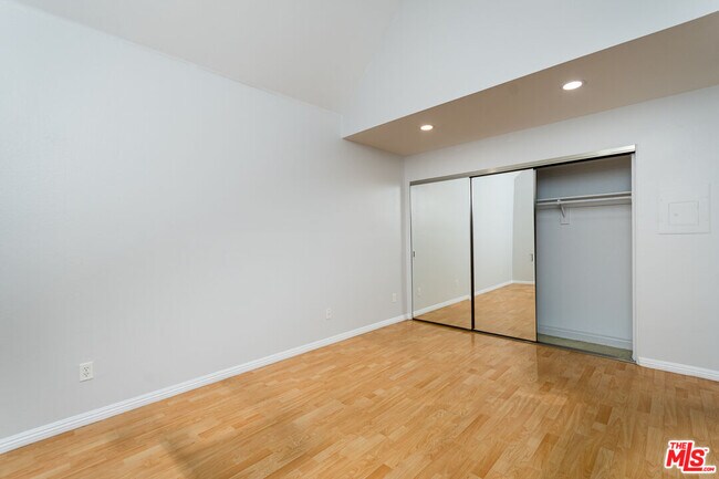 Building Photo - 4744 Ben Ave