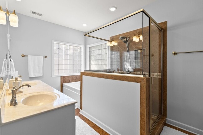 Building Photo - Furnished Townhome – All Inclusive | Gated...