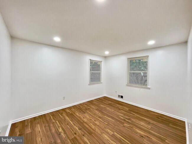 Building Photo - 1402 Mullins St