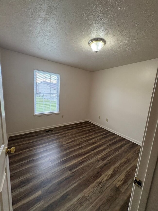 Building Photo - Space & Convenience! 2 Bedroom Duplex