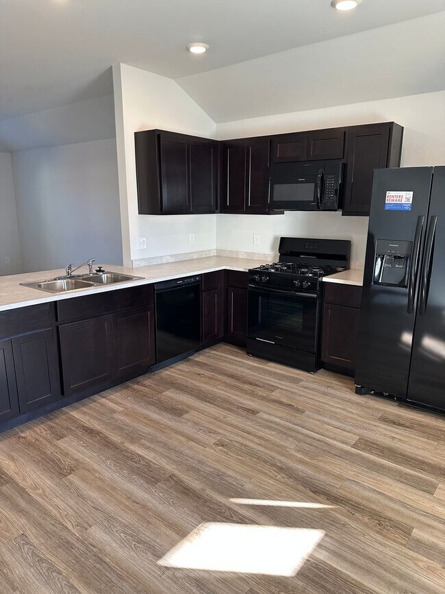 Building Photo - Pre-Leasing Now! Comfortable 3-Bedroom, 2-Bath Home in Shadow Valley