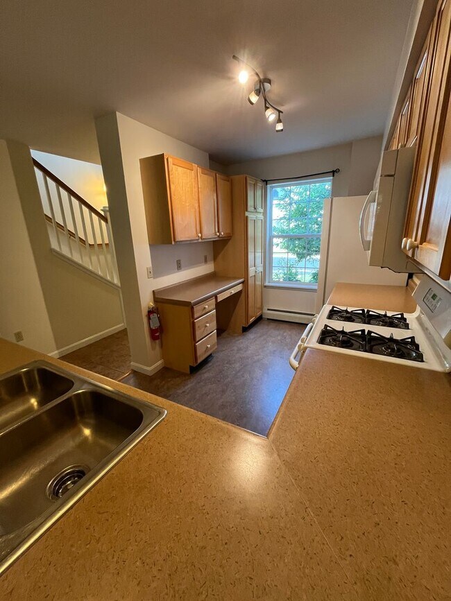 Building Photo - Spacious  South Burlington Townhouse for Rent - Available 7/1