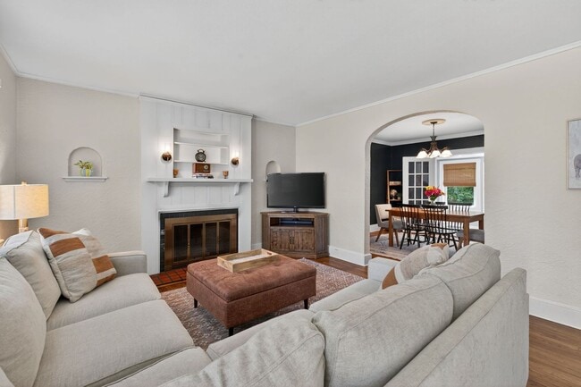 Building Photo - Available September 1st! A First Time Rent...