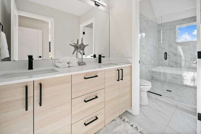 Building Photo - Modern Townhome in Licton Springs – Rooftop Deck & Stylish Living!