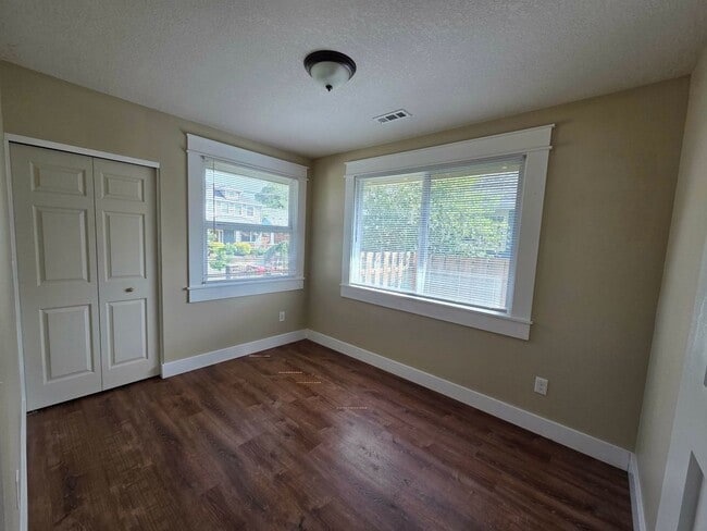 Building Photo - 5 Bedroom Home Corner Lot in N Portland