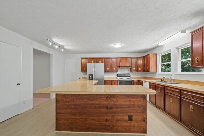 Building Photo - 151 Country Club Dr
