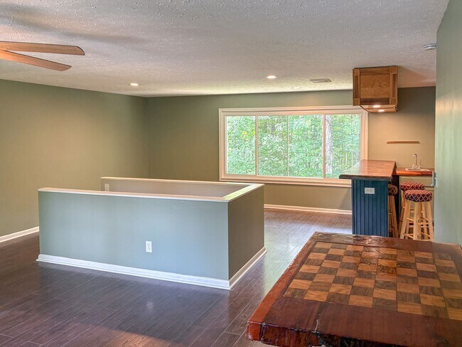 Building Photo - Single Family Residence