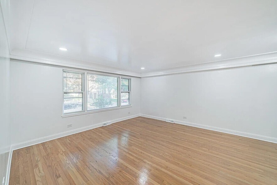 Building Photo - 7530 N Oakley Ave