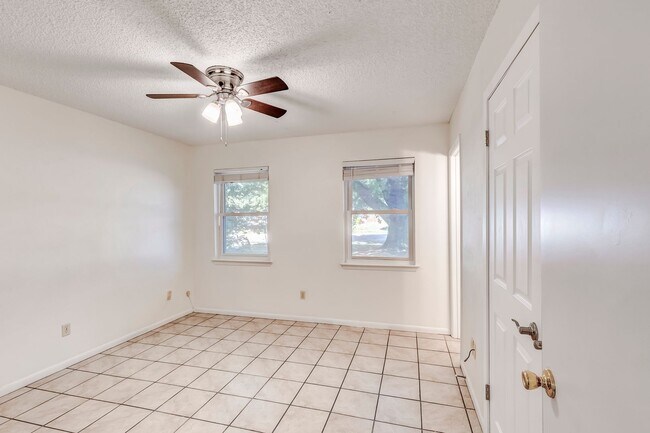 Building Photo - 2404 Andover Dr