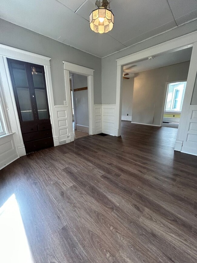 Building Photo - Large Five Bedroom House