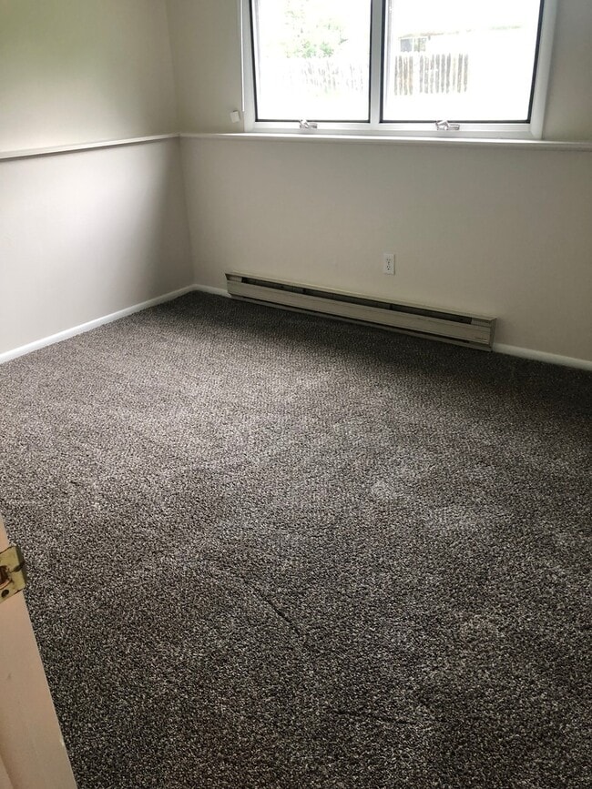 Building Photo - 3 Bedroom, 1 Bathroom Unit in Duplex for Rent