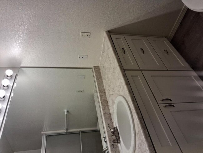 Building Photo - 985 E Mingus Ave