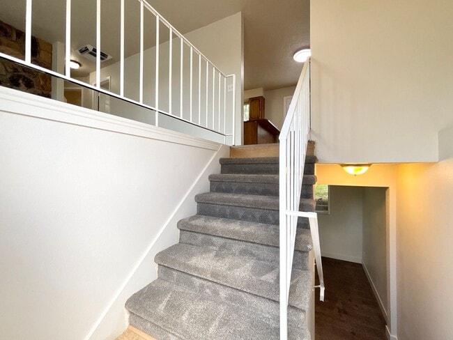 Building Photo - Awesome Split Entry with New Paint & Floor...
