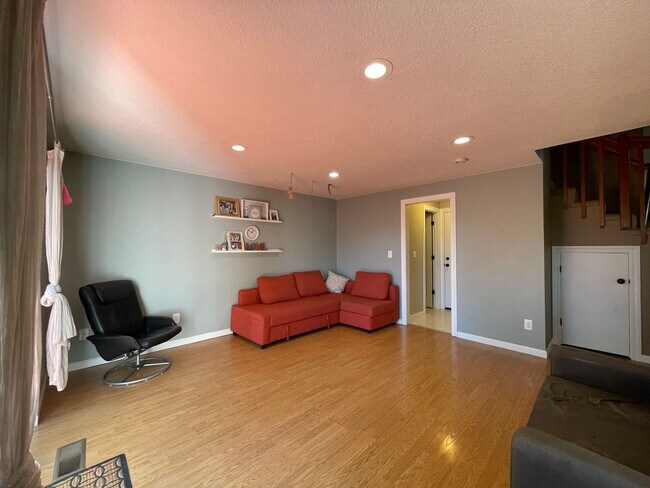 Building Photo - Charming Rock Creek 3 Bed 2.5 Bath - Centr...