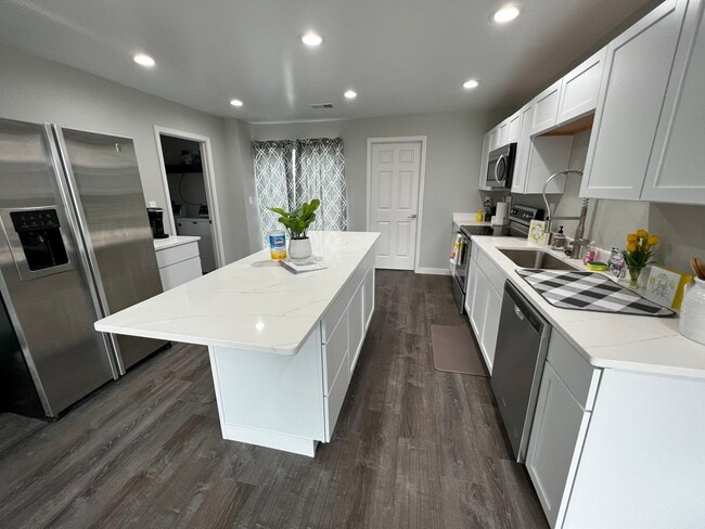 Building Photo - Fully Furnished rental with excellent cent...