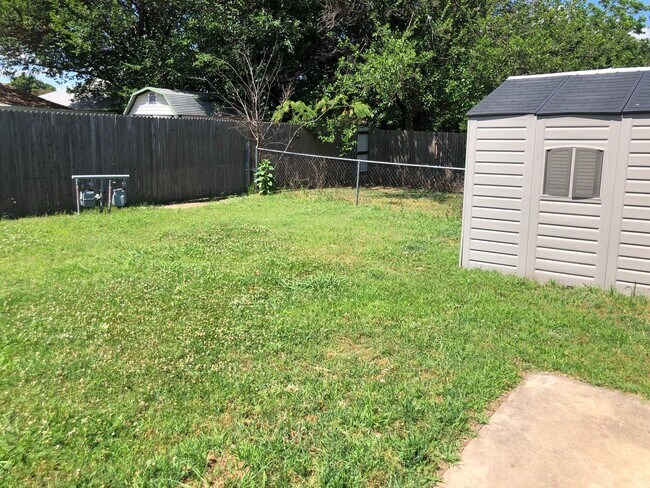 Building Photo - 2 Bedrooms, 1 1/2 baths and a 1 car garage duplex for rent in SW OKC near SW 89th and Penn!