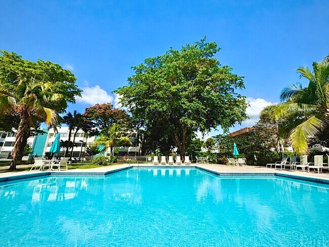 Building Photo - 5155 E Sabal Palm Blvd