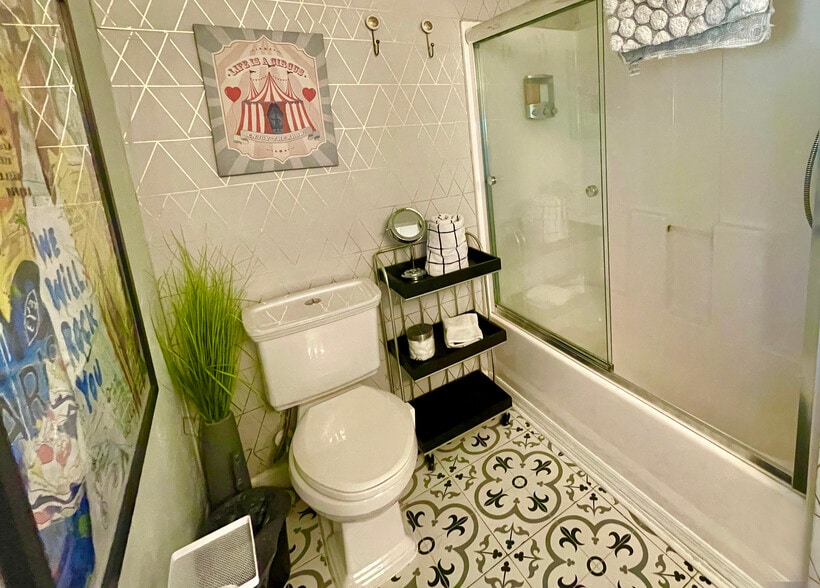 tub and shower - 3319 W Paul Ave