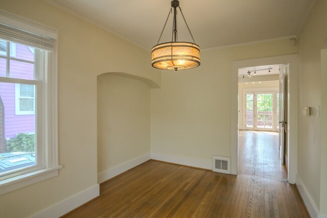 Building Photo - 3Bd/1.75Ba Seattle House