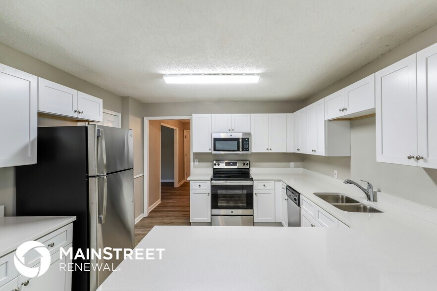 Building Photo - 2611 Pinebrook Dr