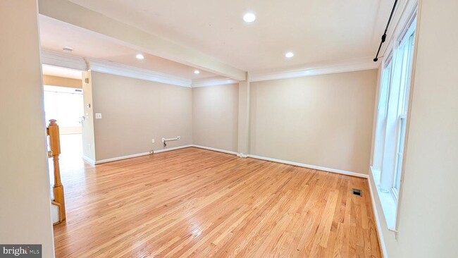 Building Photo - 211 Shirley Square SE