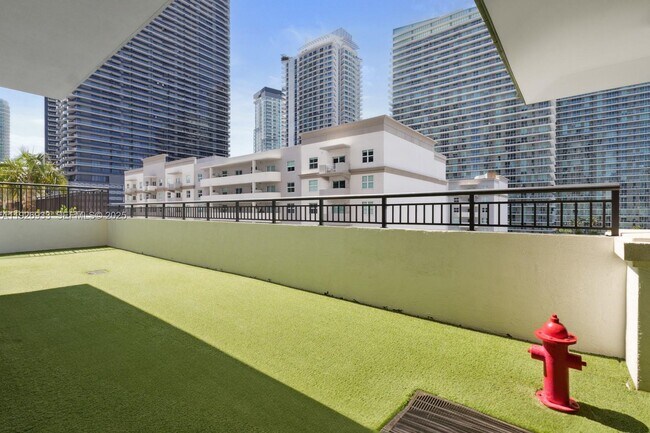 Building Photo - 999 SW 1st Ave