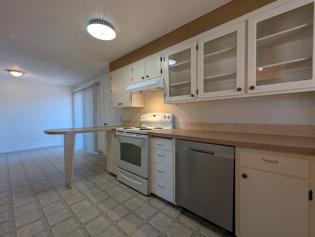 Building Photo - 3-bedroom, 1-Bath Duplex On a Corner Lot In The Bethel Area