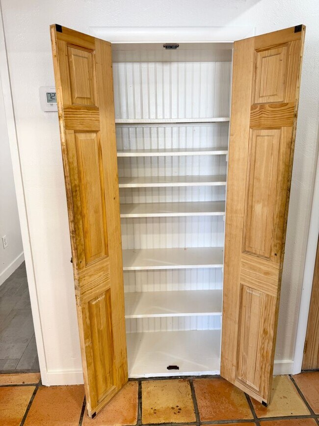 Building Photo - Fantastic 3 Bedroom/2 Bath Single Level Ho...