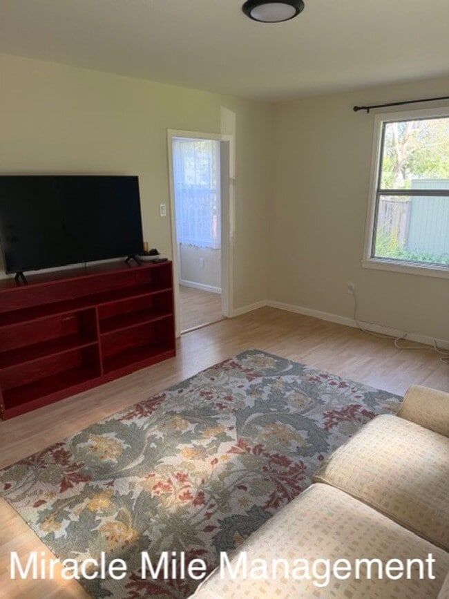 Building Photo - Modern Condo Beautifully Updated