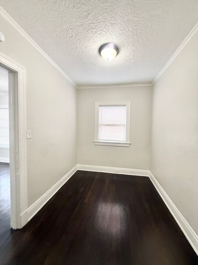 Building Photo - Unique Upstairs Studio w/ Hardwoods in Vintage 1920's Complex