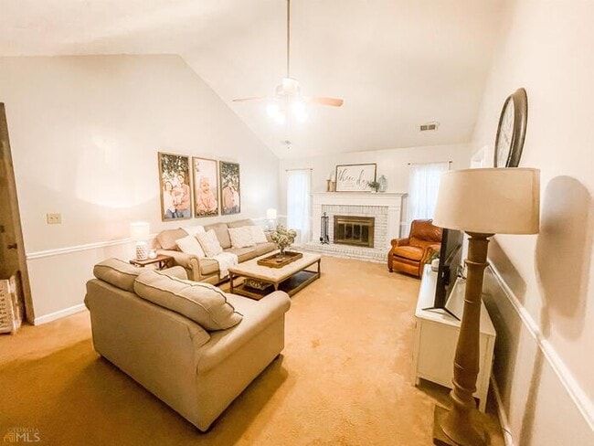 Building Photo - Fantastic 3bd/2ba home! Coming soon!