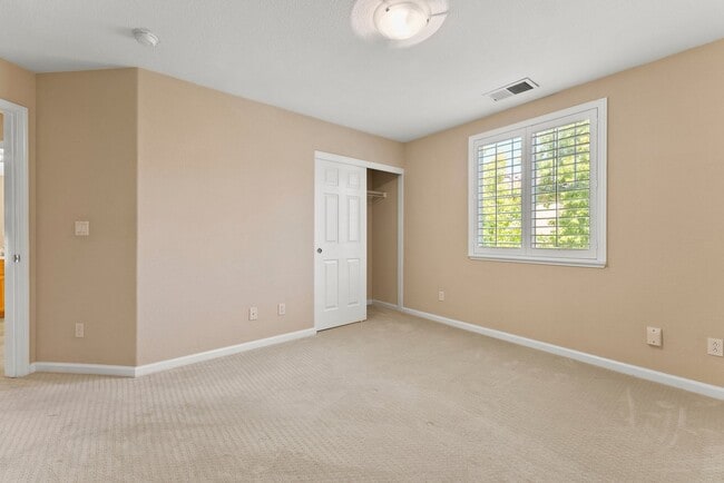 Building Photo - PARKSIDE LUXURY LIVING!
