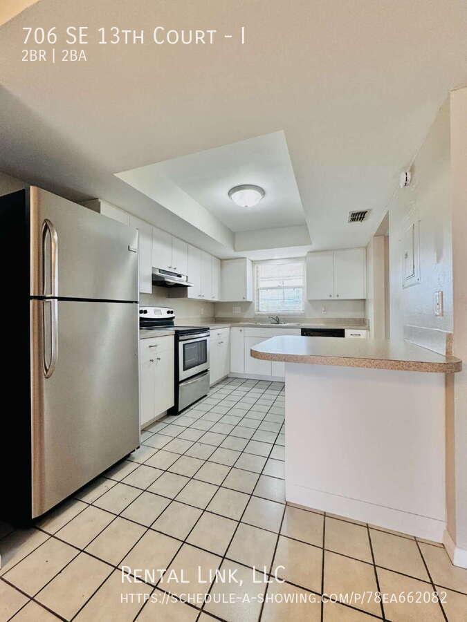 Building Photo - 706 SE 13th Ct