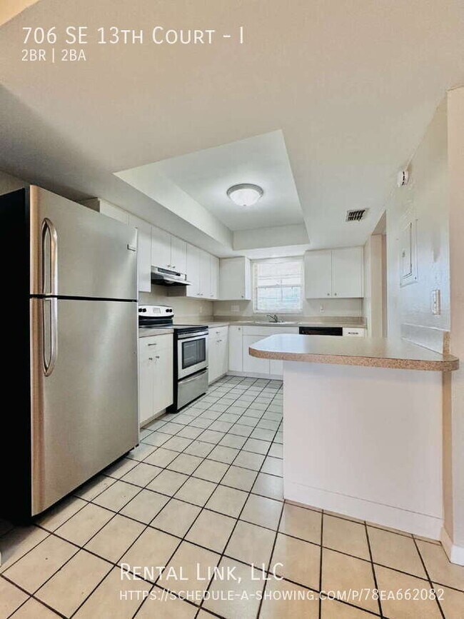 Building Photo - 706 SE 13th Ct