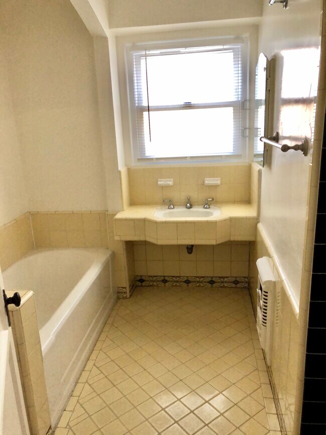 Bathroom - 1418 S Doheny Dr