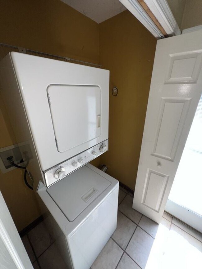 Building Photo - Now Leasing: Beautiful 2 Bed, 2.5 Bath tow...