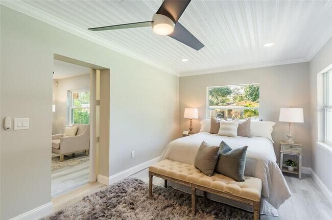 Master suite - 1918 E Shadowlawn Ave