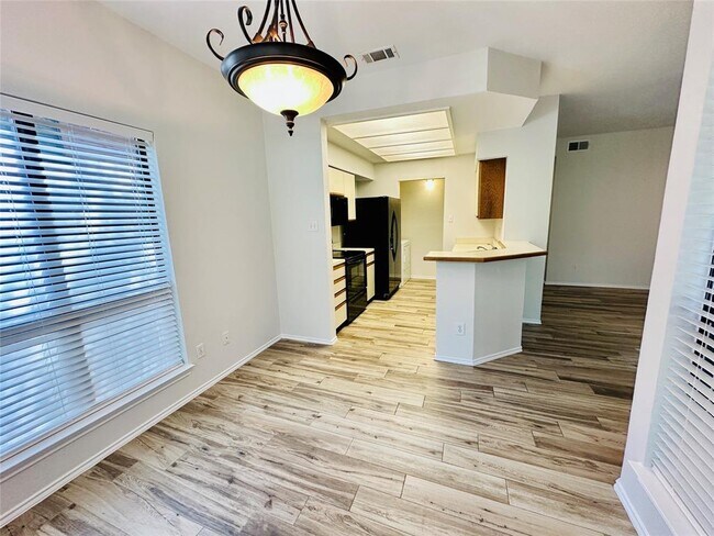 Building Photo - 4711 Spicewood Springs Rd
