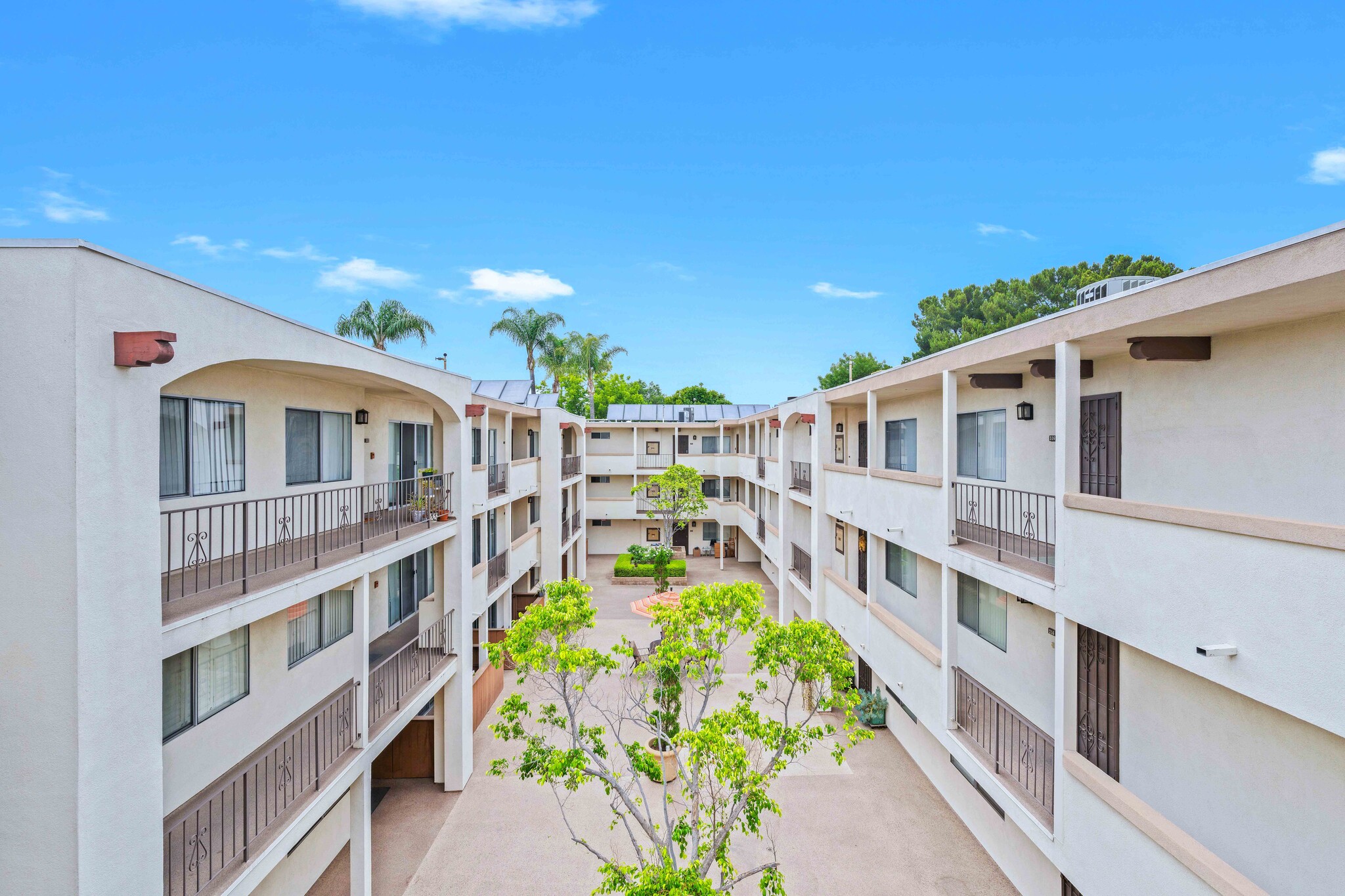 Complex - 12801 Moorpark St