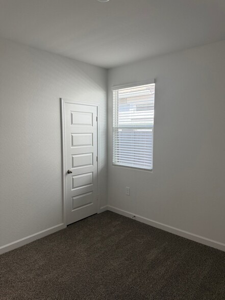 Building Photo - 2104 W Sylvan Ave