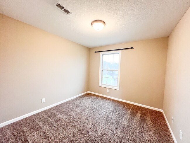 Building Photo - 4 Bedroom 3 Bathroom Home