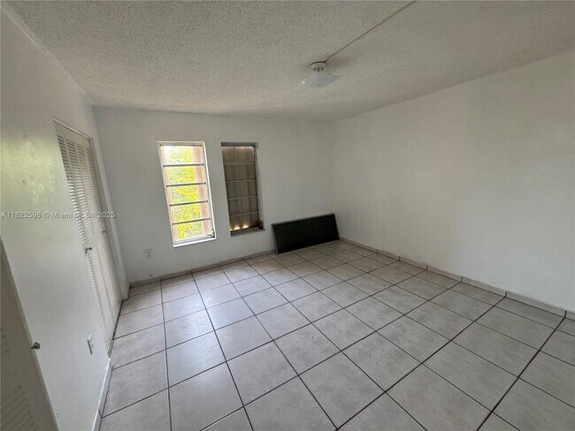 Building Photo - 1085 W 68th St