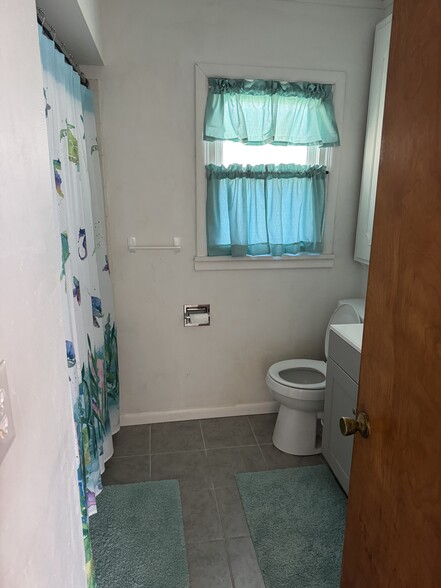Building Photo - 4674 Lakeborn Dr